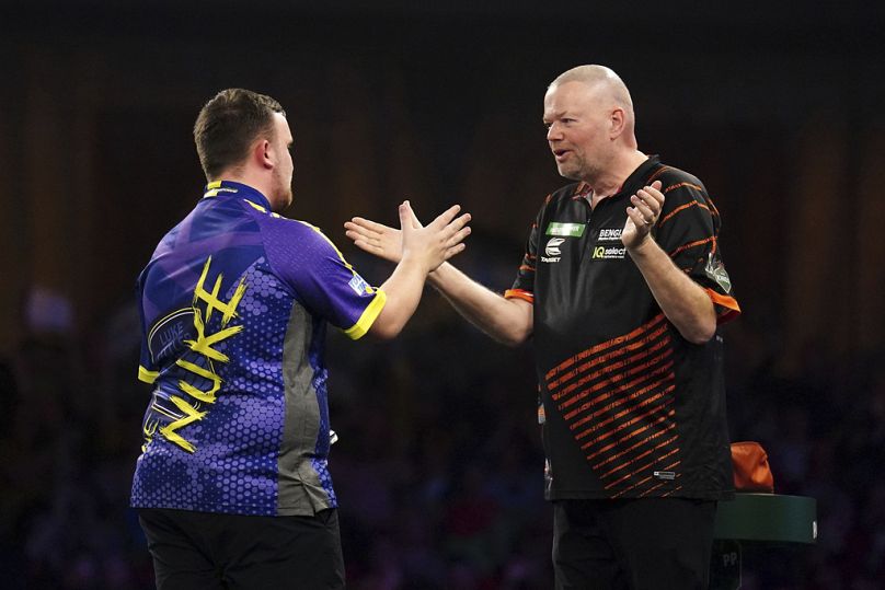 Luke Littler, à gauche, en Angleterre, célèbre la victoire sur Raymond van Barneveld, des pays-Bas, lors du Championnat du monde des fléchettes à l'Alexandra Palace, Londres.