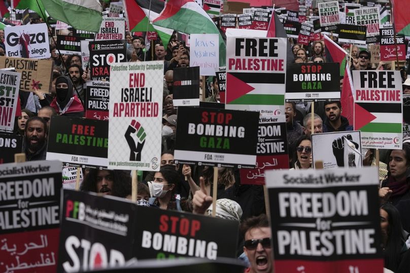Des manifestants assistent à une manifestation pro-palestinienne à Londres, le samedi 14 octobre 2023.