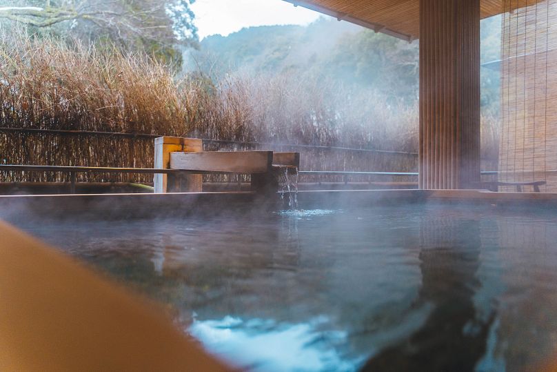 L'hébergement va des retraites en montagne aux onsen avec de l'eau thermale naturelle.