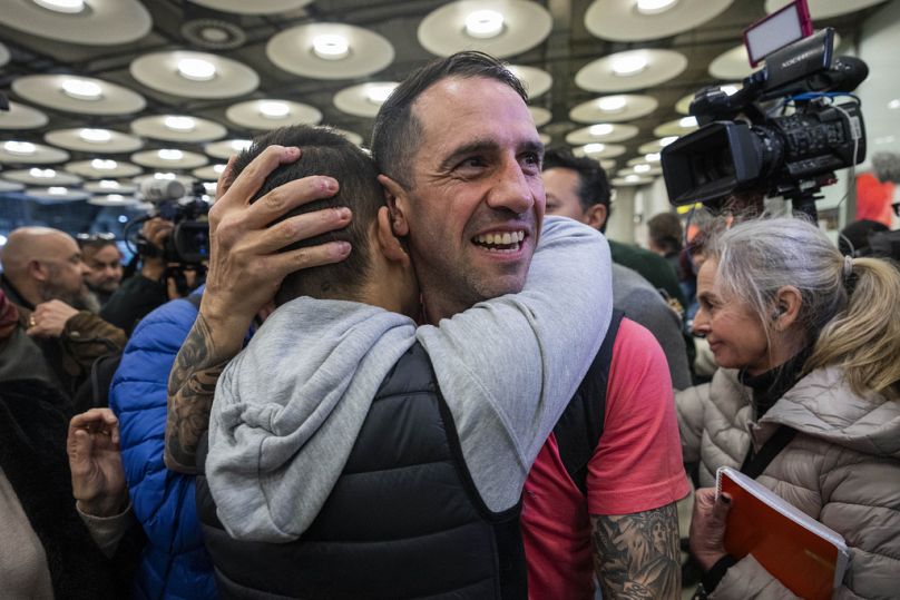 L'Espagnol Santiago Sanchez Cogedor est accueilli par des amis et des membres de sa famille à l'aéroport de Barajas, dans la banlieue de Madrid.