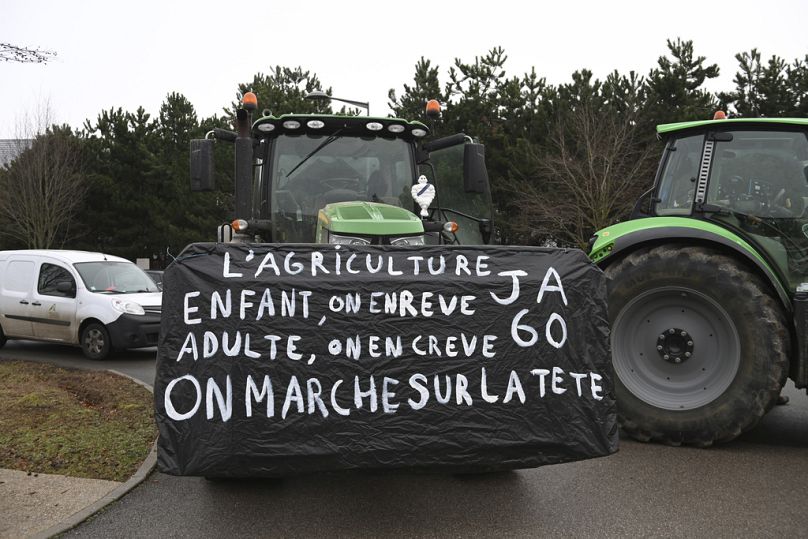 Des agriculteurs se rassemblent avant une manifestation le mardi 23 janvier 2024 près de Beauvais, dans le nord de la France.