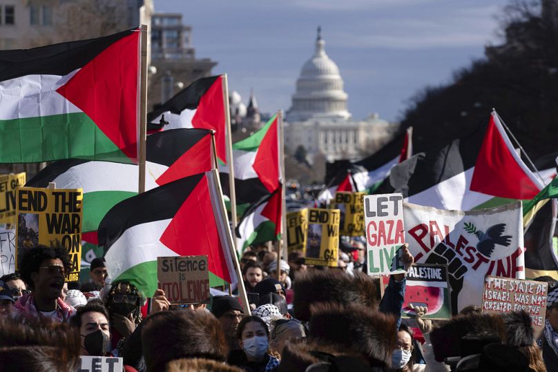 Avec le Capitole américain en arrière-plan, des manifestants se rassemblent lors de la marche sur Washington pour Gaza au Freedom Plaza à Washington, le samedi 13 janvier 2024.