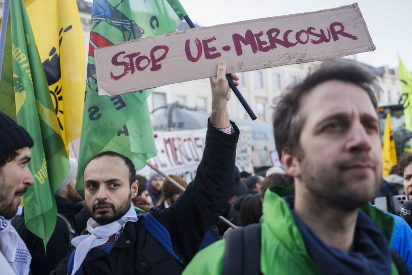 Des gens se rassemblent devant le Parlement européen lors d'une manifestation d'agriculteurs alors que les dirigeants européens se réunissent pour un sommet de l'UE à Bruxelles, en février 2024.