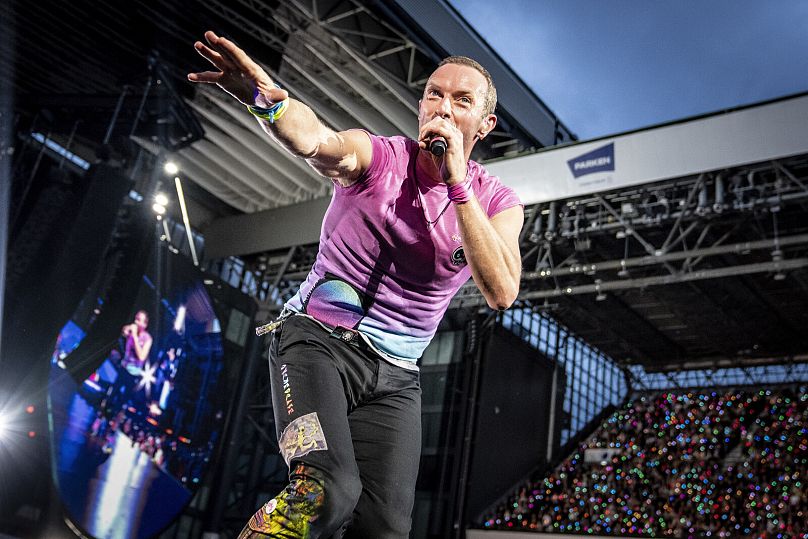 Le chanteur Chris Martin du groupe britannique Coldplay se produit au Parken Stadium de Copenhague, au Danemark, en juillet 2023.