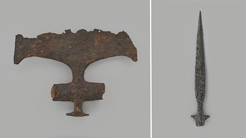 Une hache de combat (à gauche) et une lance trouvées dans la Seine.