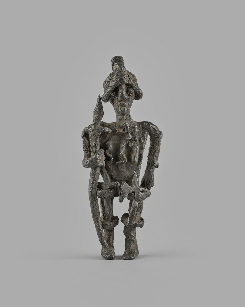 Cette petite figurine faisait partie de la collection d'objets en plomb découverts dans la Seine.  Les artistes Alberto Giacometti et André Breton les possédaient dans leurs collections privées.