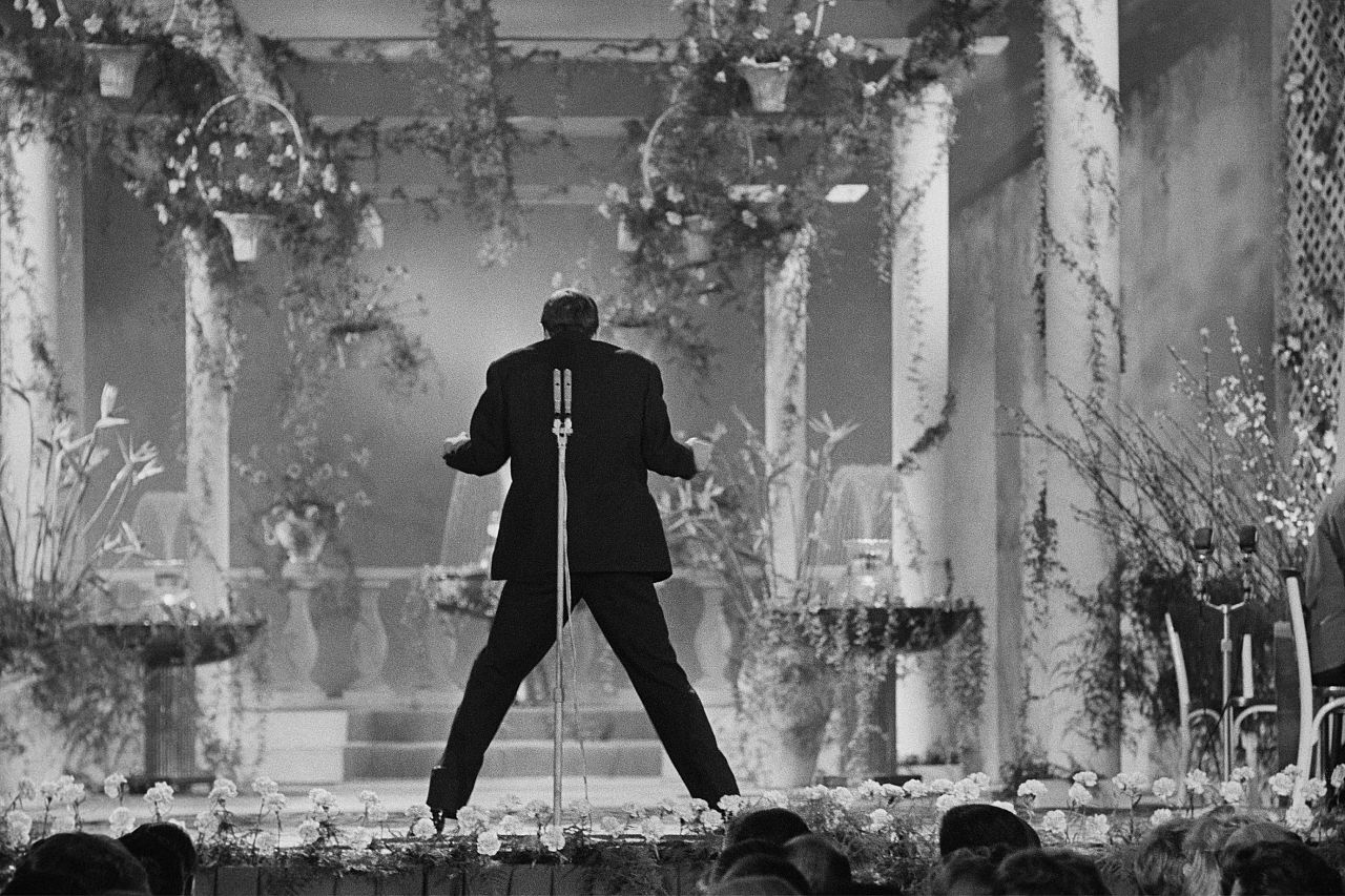 Adriano Celentano a fait scandale en tournant le dos au public lors de sa prestation au XIe Festival de Sanremo au cours duquel il a chanté « 24000 baci », 1961.