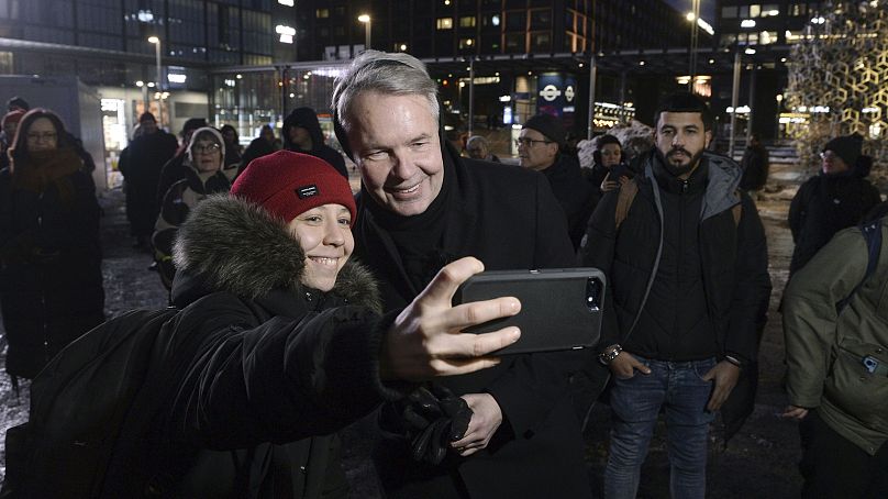 Pekka Haavisto pose pour un selfie lors d'un rassemblement électoral à Helsinki