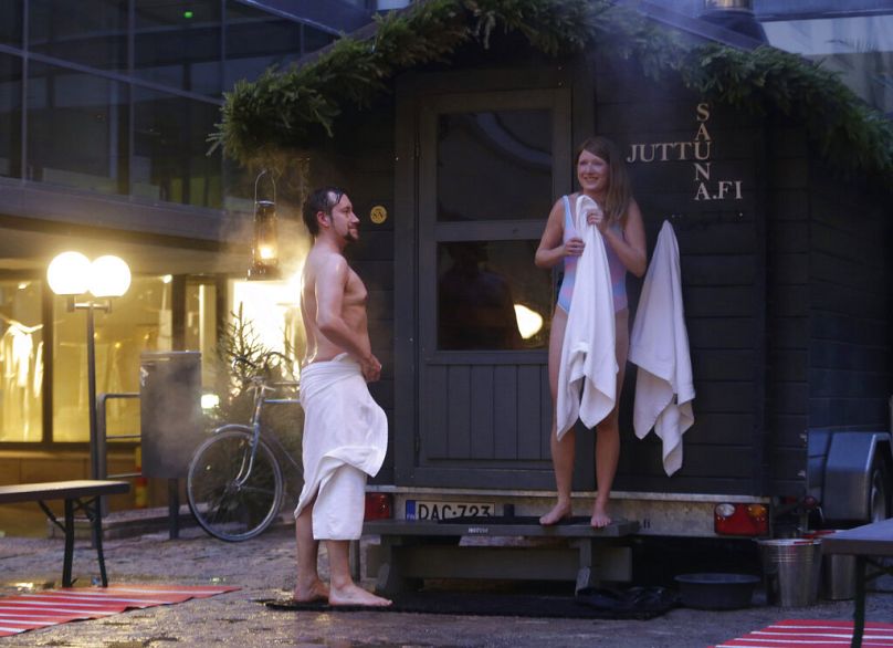 Oser se mettre à nu ?  Les gens sortent en plein air froid d'un sauna dans le centre historique d'Helsinki, en Finlande