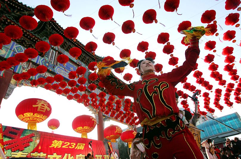Un danseur se produit lors de la cérémonie d'ouverture de la foire annuelle au Temple de la Terre à Pékin
