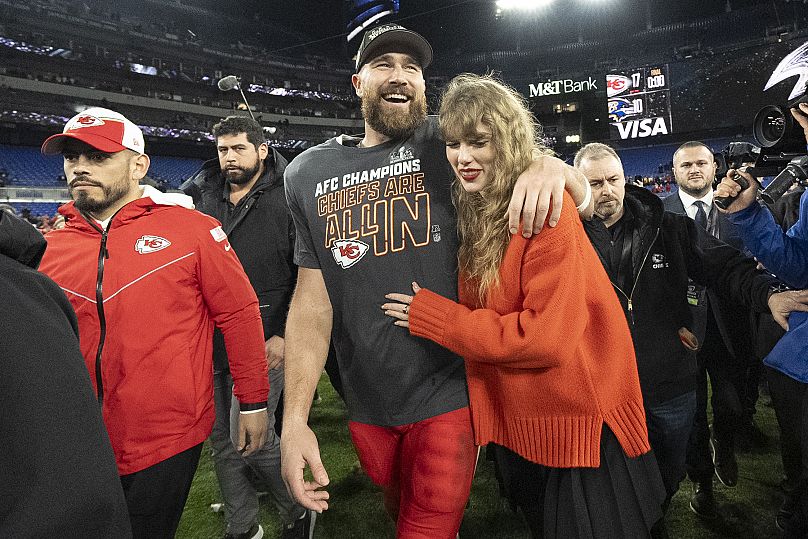 Travis Kelce et Taylor Swift marchent ensemble après un match de football du championnat AFC NFL entre les Chiefs de Kansas City et les Ravens de Baltimore, le dimanche 28 janvier 2024.