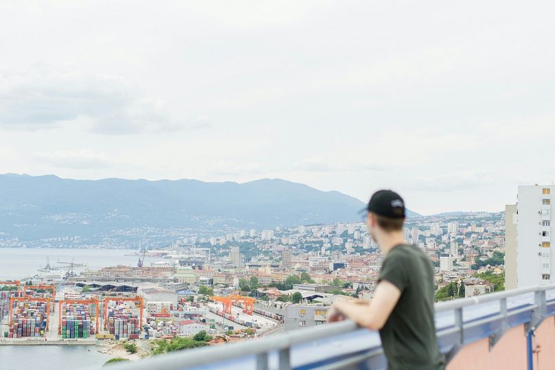 Un touriste admire la beauté de Rijeka, Croatie