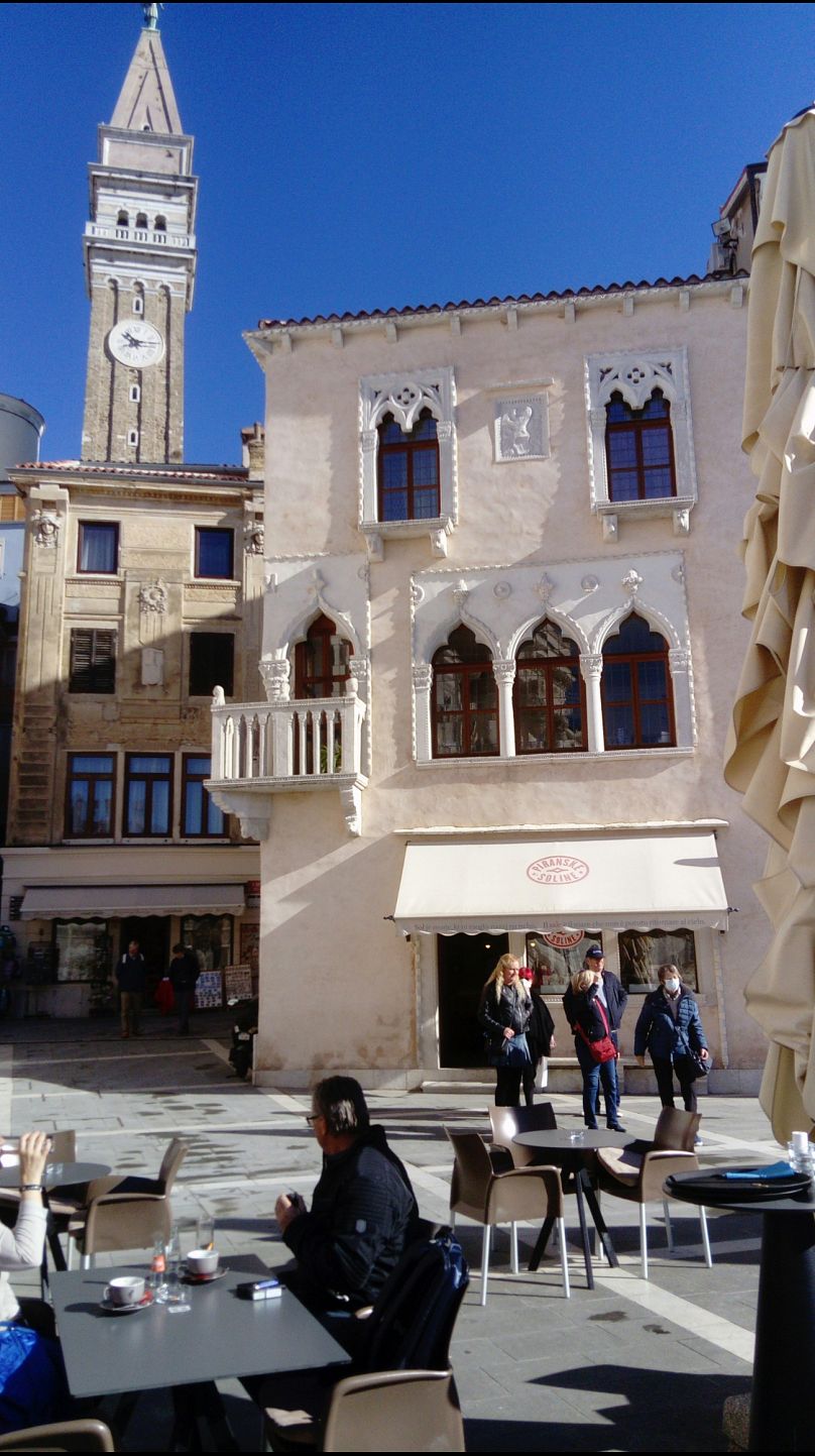 Une vue sur les bâtiments de type Venise à Koper, en Slovénie