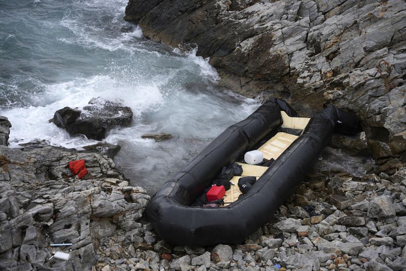 Un canot se trouve sur le rivage après un naufrage à Thermi, sur l'île de Lesbos, au nord-est de la mer Égée, en janvier 2023.