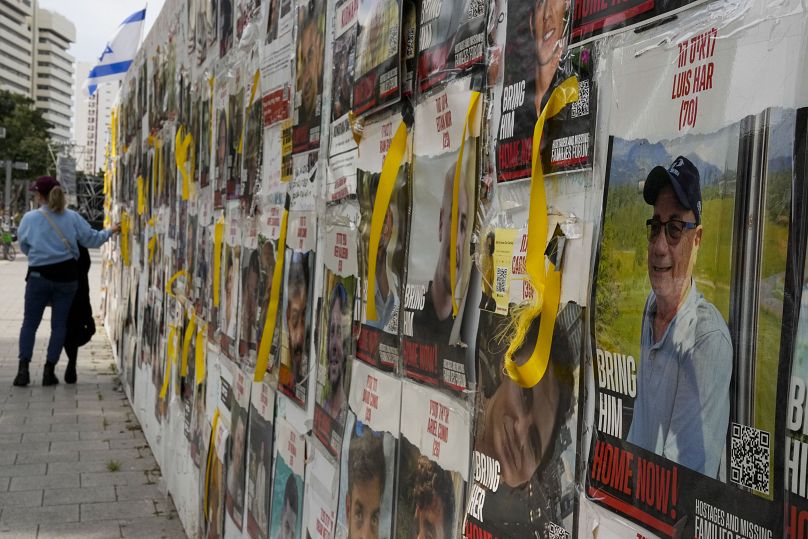 Une photo de l'otage secouru Louis Har est accrochée sur un mur à Tel Aviv, Israël, le lundi 12 février 2024.