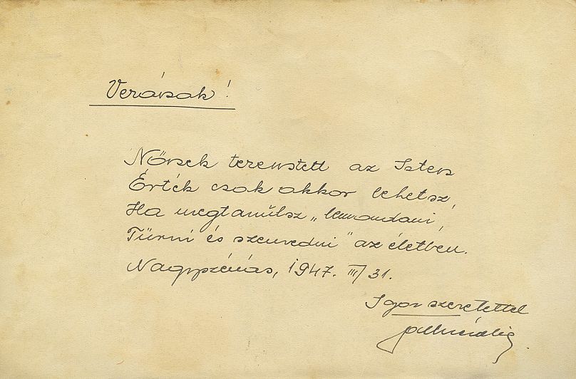 Une page du livre de souvenirs de la grand-mère de Szombat.  Ça lit: "Dieu a fait de toi une femme. Tu ne peux devenir une valeur que si tu apprends à te résigner, à souffrir et à tolérer dans la vie."