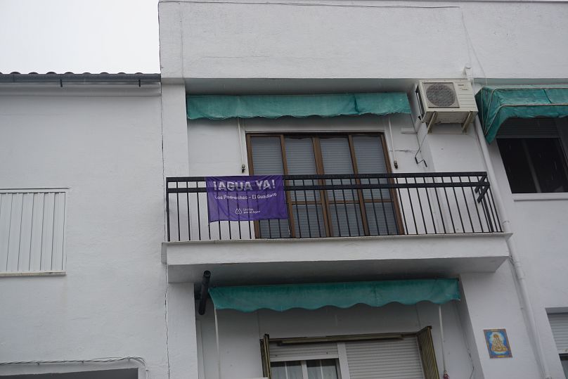 Une bannière « Agua ya », signifiant « déjà de l'eau », est suspendue à un balcon à Pozoblanco.