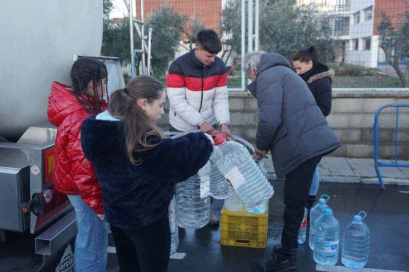 Les habitants de Pozoblanco font le plein d’eau potable provenant d’un camion-citerne.