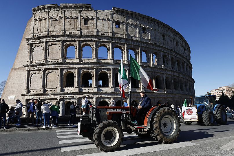 Des tracteurs passent devant le Colisée alors que les protestations des agriculteurs se poursuivent à Rome, en Italie.