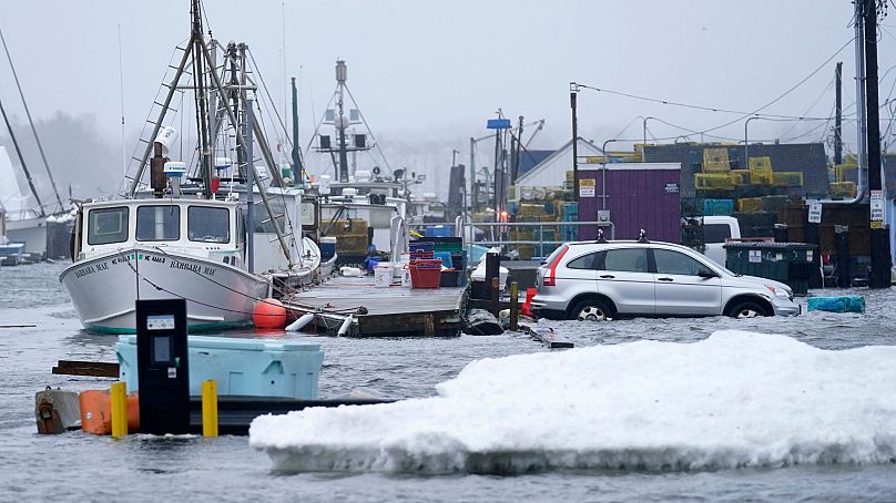 Une voiture repose dans un parking inondé à Widgery Wharf, le 10 janvier 2024, à Portland, dans le Maine.