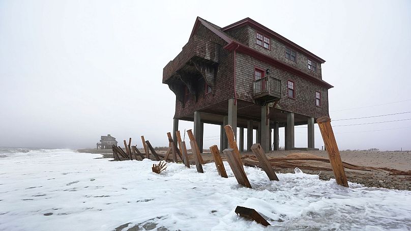 Des maisons reposant sur des pylônes sont élevées au-dessus des vagues sur la plage, le 25 janvier 2024, à South Kingstown, RI.