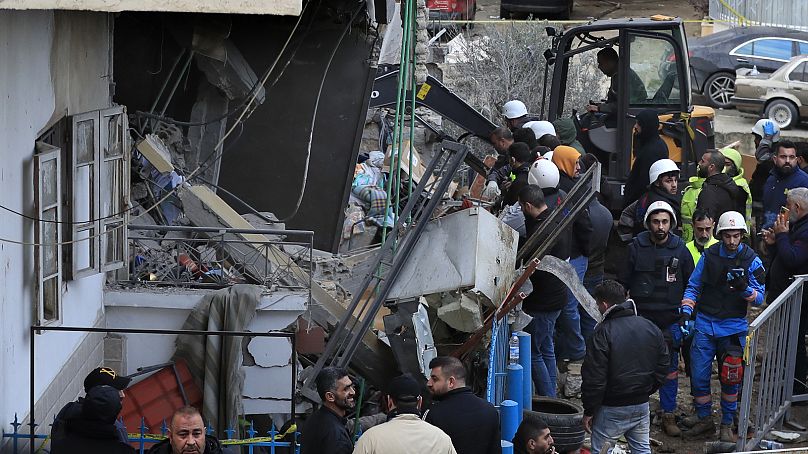 Les secouristes et la défense civile retirent les décombres d'un bâtiment qui a été attaqué mercredi soir par une frappe aérienne israélienne, dans la ville de Nabatiyeh, au sud du Liban, jeudi 15 février.