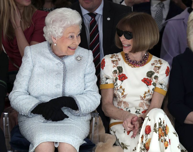 Photo 2018 de la reine Elizabeth de Grande-Bretagne, assise à côté de la rédactrice de mode Anna Wintour alors qu'ils regardent le défilé de Richard Quinn.