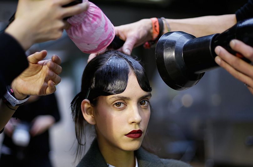 Un modèle prépare les coulisses avant la présentation du spectacle de la fashion week de Londres automne/hiver 2016 de la créatrice de mode grecque Mary Katrantzou à l'Université des Arts de Londres.