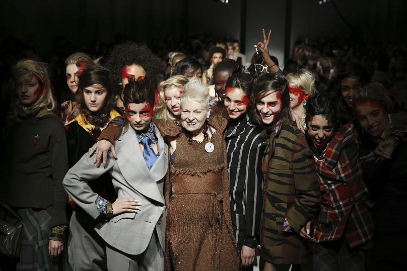 La créatrice britannique Vivienne Westwood pose avec des mannequins après son défilé automne/hiver 2015 à la Fashion Week de Londres.