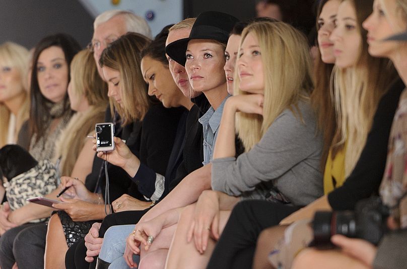 Kate Moss est au premier rang de la Fashion Week de Londres.