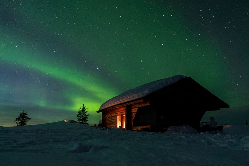 Vous pourrez apercevoir les superbes aurores boréales si vous choisissez de skier en Scandinavie.