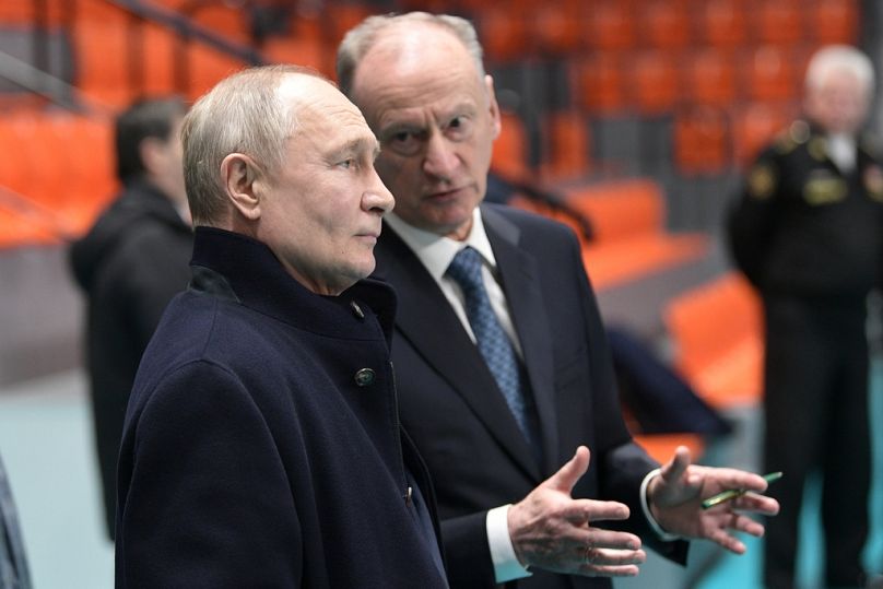 Le président russe Vladimir Poutine et le secrétaire du Conseil de sécurité Nikolai Patrushev visitent l'Université technique maritime d'État de Saint-Pétersbourg, janvier 2024.