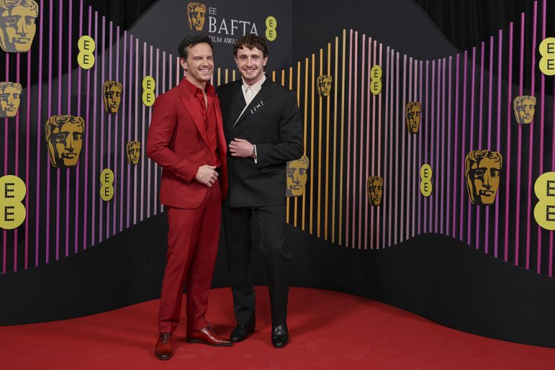 Andrew Scott, à gauche, et Paul Mescal posent pour les photographes à leur arrivée à la 77e British Academy Film Awards, BAFTA 2024