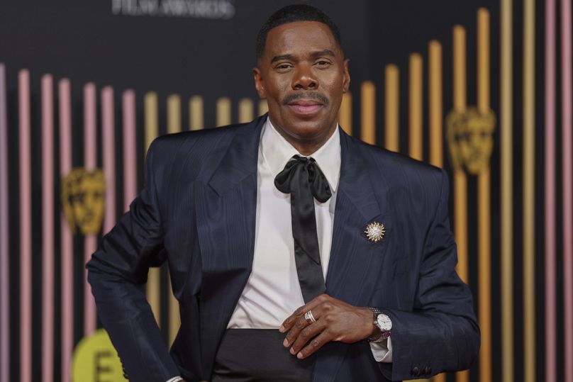 Colman Domingo pose pour les photographes à son arrivée à la 77e British Academy Film Awards, BAFTA's, à Londres