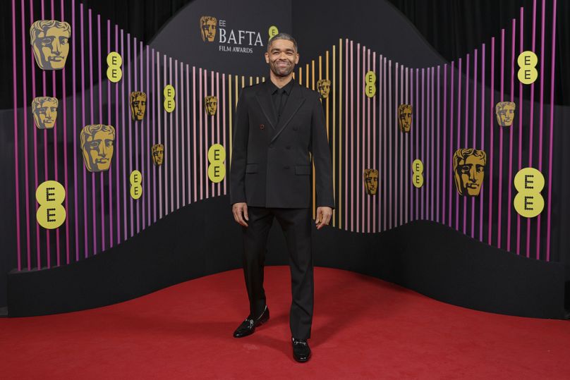 Kingsley Ben-Adir pose pour les photographes à son arrivée à la 77e cérémonie des British Academy Film Awards, BAFTA 2024