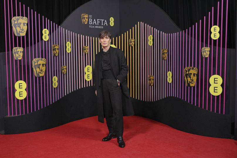 Cillian Murphy pose pour les photographes à son arrivée à la 77e cérémonie des British Academy Film Awards, BAFTA 2024