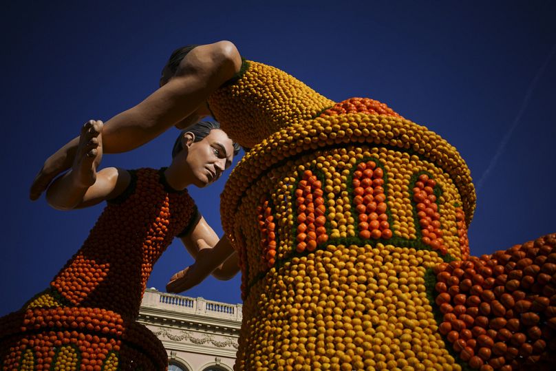 Une sculpture de lutte olympique réalisée avec des citrons est photographiée lors de la 90e édition de l'Olympia de Menton du Festival du Citron à Menton, dans le sud de la France, le 17 février 2024.