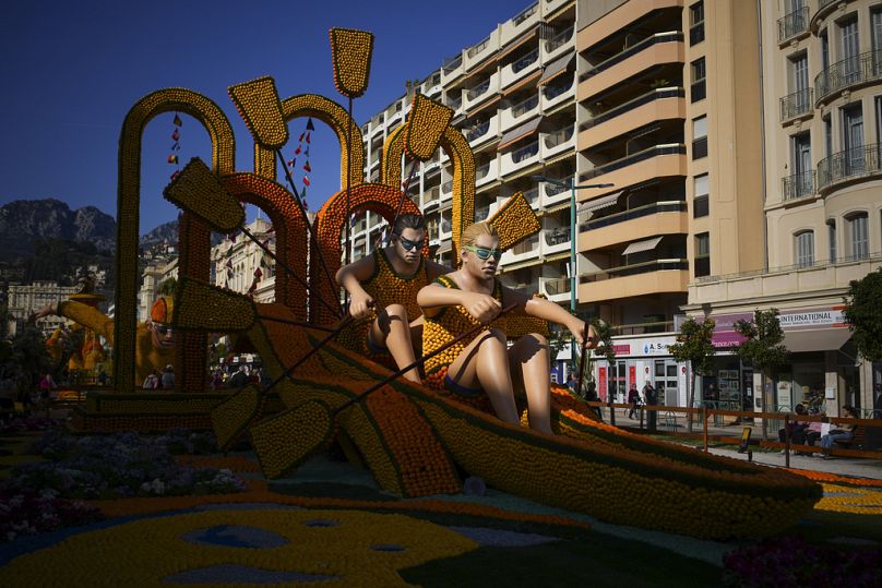 Une sculpture d'aviron olympique réalisée avec des citrons est photographiée lors de la 90e édition de l'Olympia de Menton de la Fête du Citron à Menton, dans le sud de la France, le 17 février 2024.