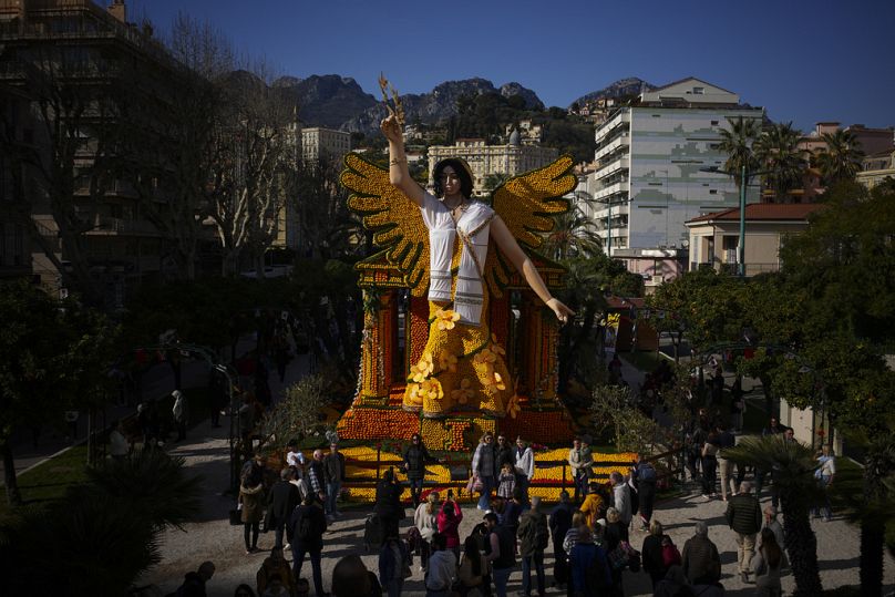 Une sculpture de Nike, le dieu grec de la victoire, réalisée avec des citrons, est photographiée lors de la 90e édition de l'Olympia de Menton de la Fête du Citron à Menton.