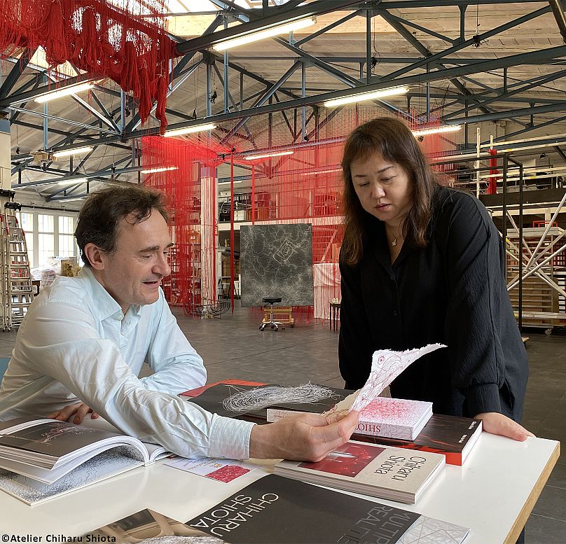 Julien de Beaumarchais de Rothschild photographié avec Chiharu Shiota