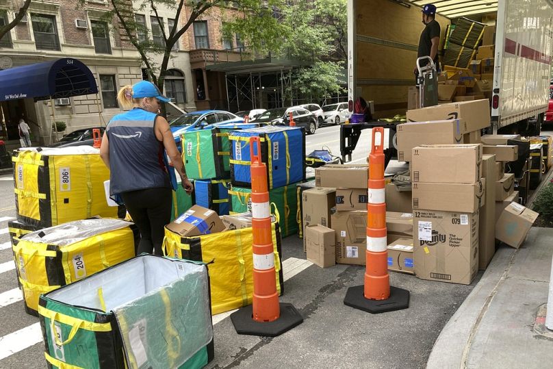 Un camion Amazon est déchargé pour des livraisons dans l'Upper West Side de New York, août 2023