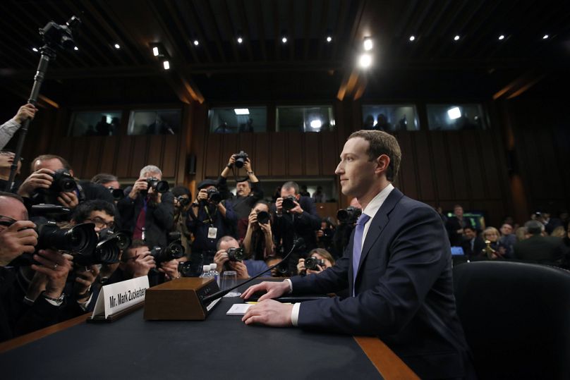 Le PDG de Facebook, Mark Zuckerberg, prend place pour témoigner devant une audience conjointe des commissions du commerce et de la justice au Capitole à Washington, en avril 2018.