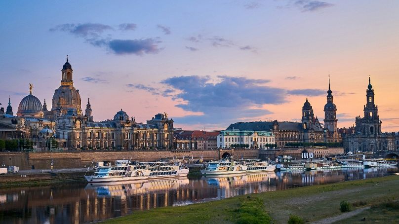 Une vue sur le centre-ville historique de Dresde avec des bateaux à vapeur sur l'Elbe