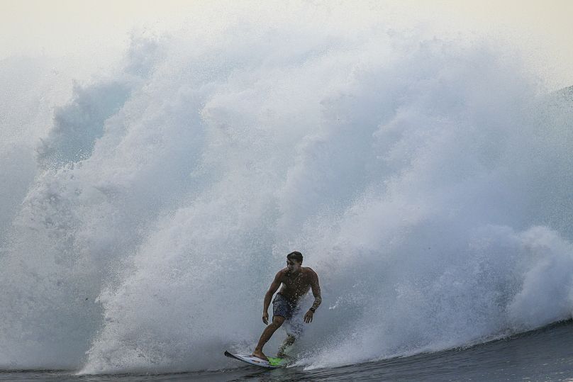 Le surfeur tahitien Kauli Vaast surfe sur une vague à Teahupo'o, Tahiti, Polynésie française.  Vaast a appris à surfer sur ces vagues à seulement huit ans.