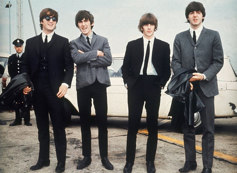 Les Beatles arrivent à l'aéroport de Speke, à Liverpool, le 10 juillet 1964, pour la première de leur film à Liverpool. "Nuit d'une dure journée."