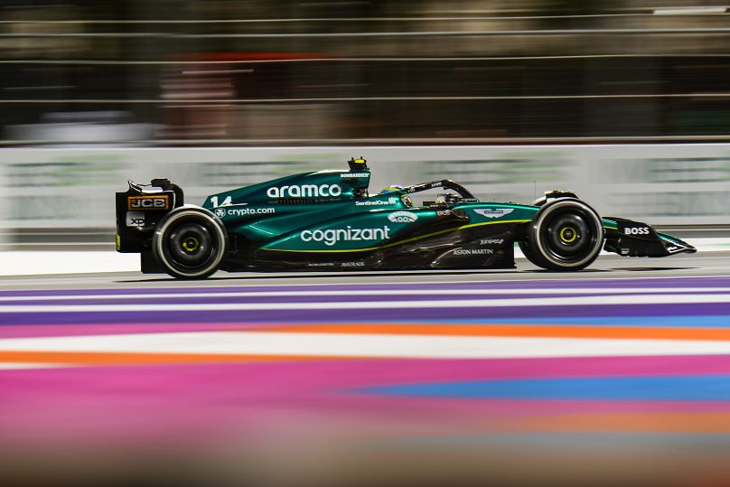 L'Espagnol Fernando Alonso, pilote Aston Martin, pilote sa voiture lors du Grand Prix de Formule 1 d'Arabie Saoudite sur le circuit de la corniche de Djeddah, en Arabie Saoudite, en mars 2023.