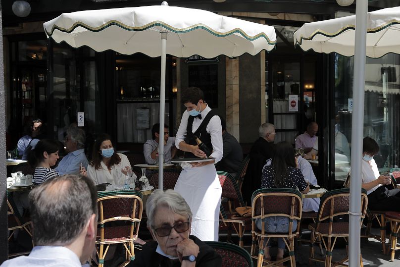 Des gens sont assis à la terrasse du Café de Flore à Paris, le mardi 2 juin 2020.