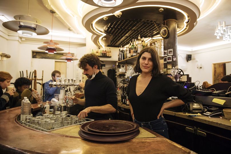 Héloïse Brebion pose dans son bar, quelques minutes avant que les restrictions liées à la pandémie de 2020 ne l'obligent à fermer.