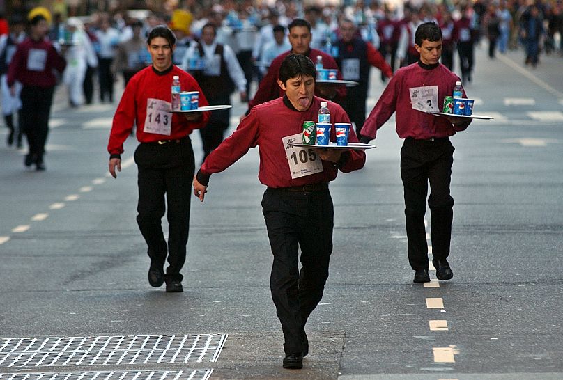 Quelque 200 serveurs ont participé à une course de 1 600 mètres dans le centre-ville de Buenos Aires en 2004.