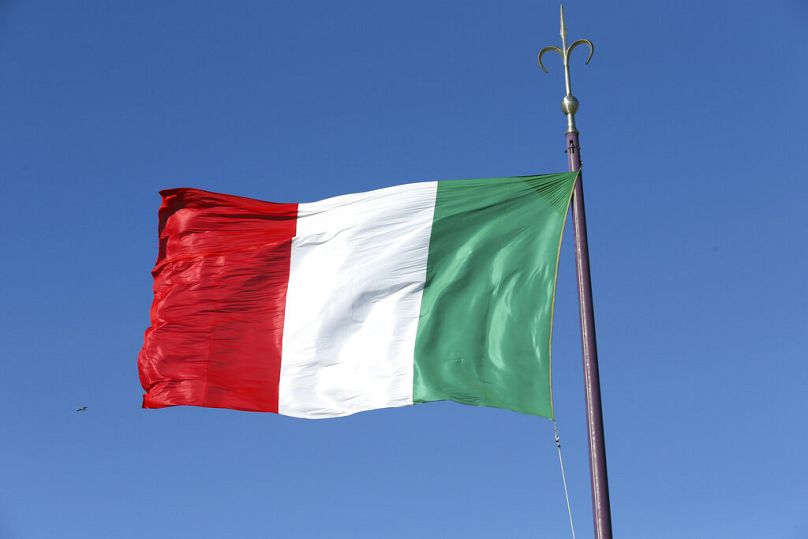 Le drapeau italien flotte lors d'une réunion bilatérale entre l'Italie et la Russie, à Trieste, en Italie, le mardi 26 novembre 2013.